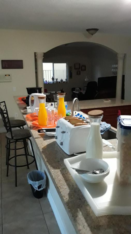 Hennesseey House Florida マイアミ エクステリア 写真